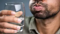 Eczaneye Gitmeden Önce Mutfağa Dönün: Tuzlu Su Gargarası Boğaz Ağrısını Nasıl Sarsıcı Bir Hızla Bitiriyor? - Sağlık Haber