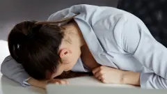 Yorgunluktan Sürünmenizin Devasa Sebebi: Tiroidiniz Çökmüş Olabilir! Vücudun Verdiği 5 Sarsıcı Sinyal Deşifre Oldu! - Sağlık Haber